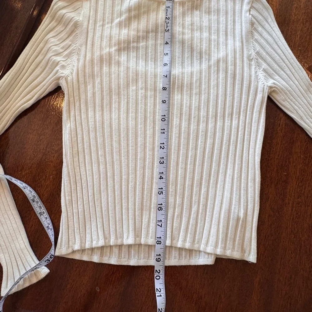 Elegant White Ribbed Sweater excellent used condition, size medium - Picture 4 of 5